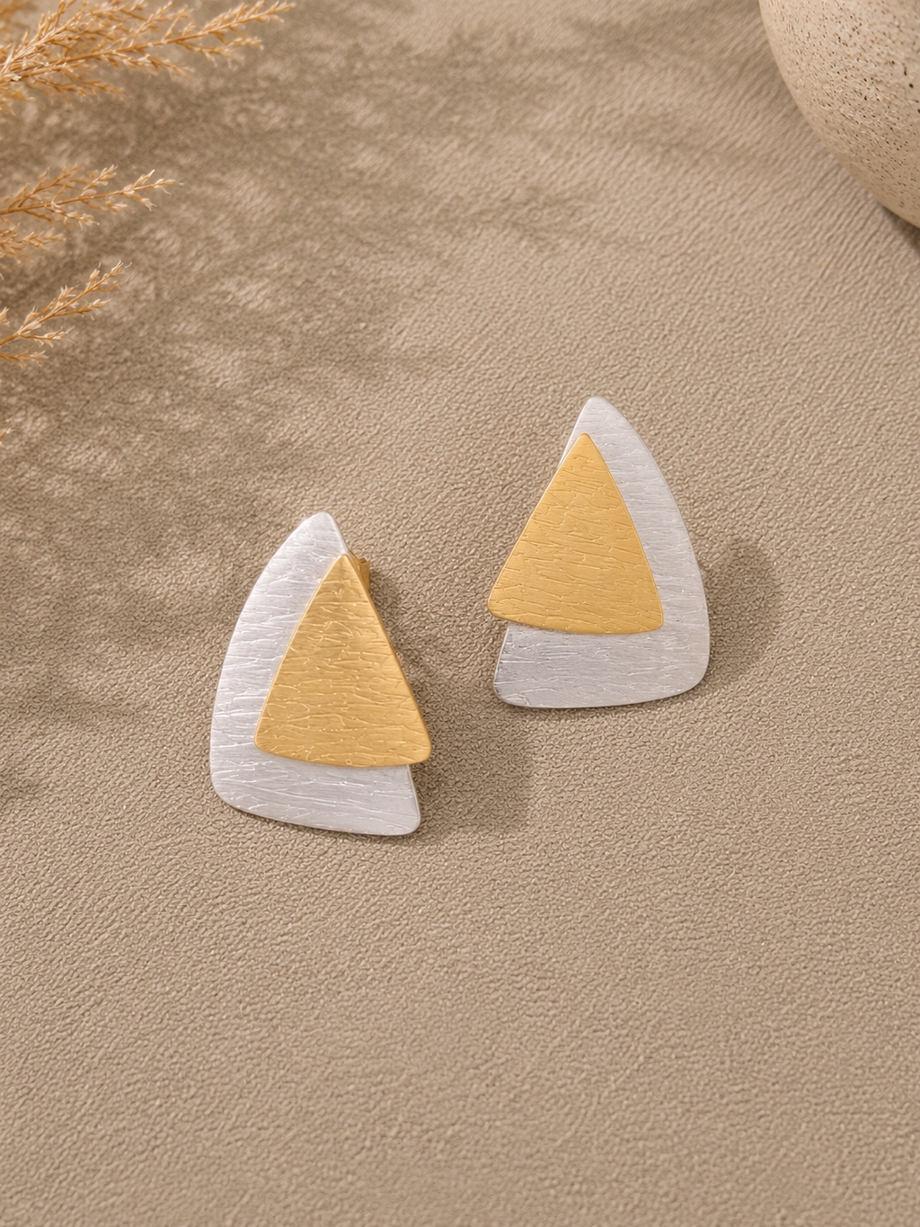 Dual tone triangle