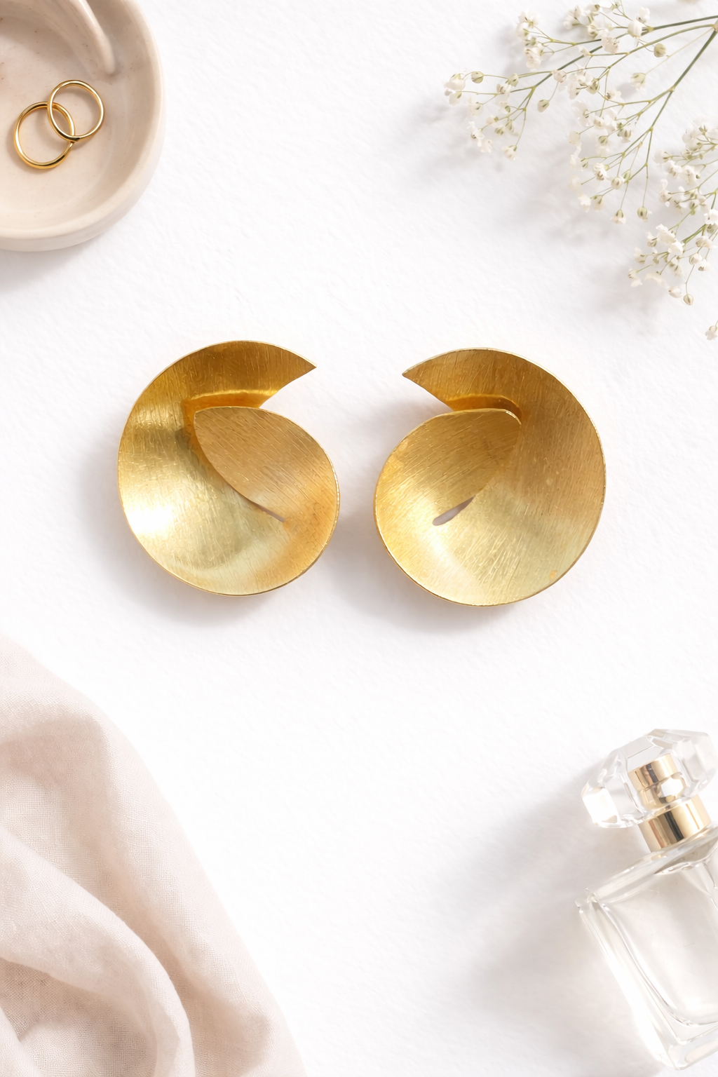 Overlap circle studs